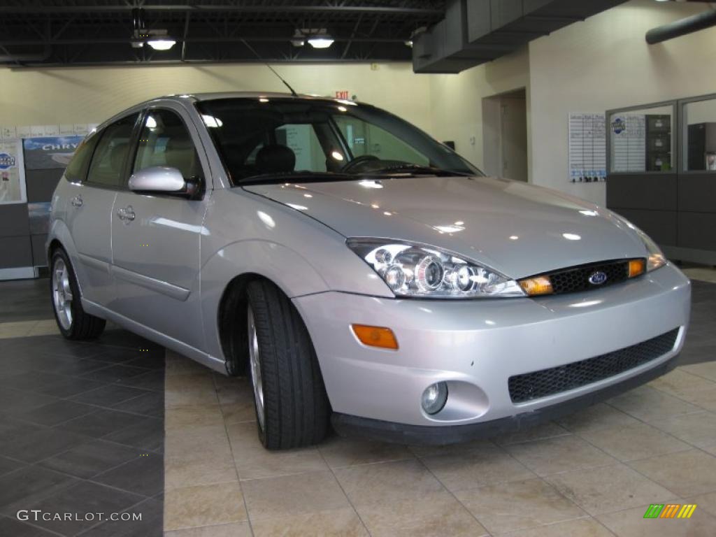 2003 Focus SVT Hatchback - CD Silver Metallic / Black/Red photo #4