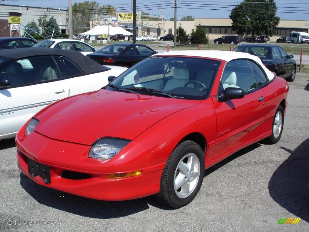 1998 Bright Red Pontiac Sunfire SE Convertible 35719629 Photo 2