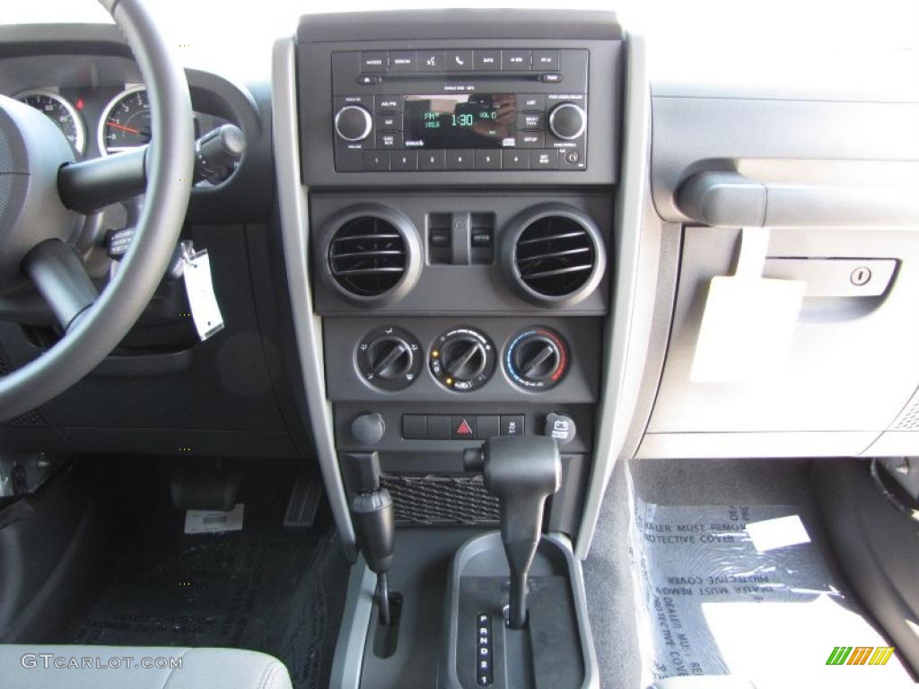 2010 Wrangler Sport 4x4 - Bright Silver Metallic / Dark Slate Gray/Medium Slate Gray photo #15