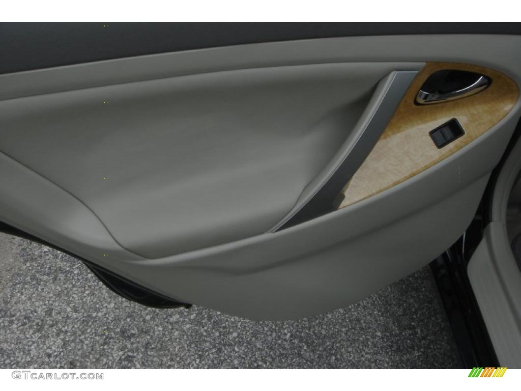 2007 Camry XLE - Black / Bisque photo #38