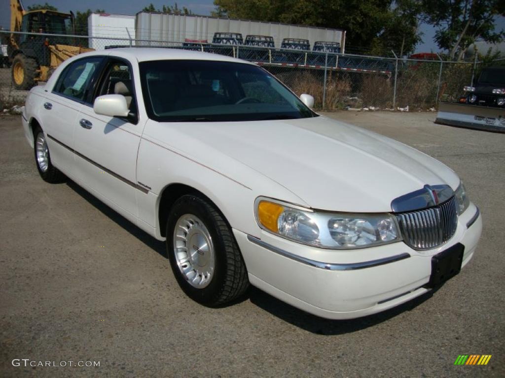 1999 Town Car Executive - Performance White / Light Graphite photo #4
