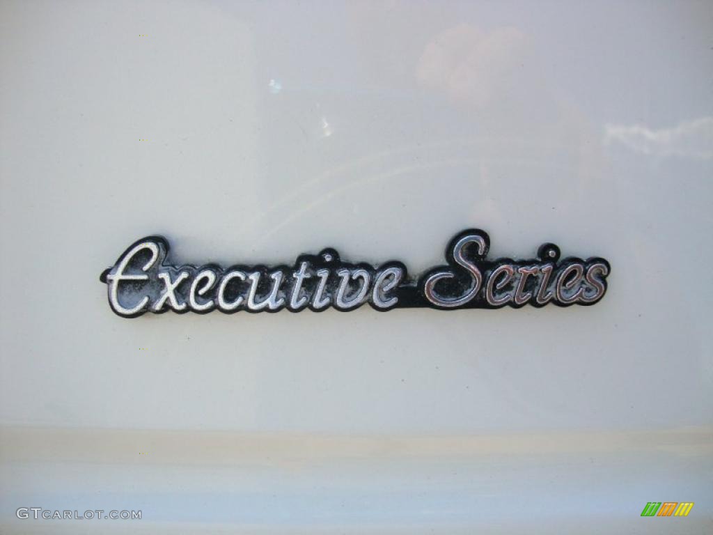 1999 Town Car Executive - Performance White / Light Graphite photo #27