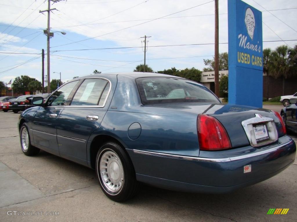 2001 Town Car Executive - Aqua Blue / Light Graphite photo #6