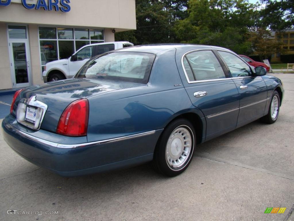 2001 Town Car Executive - Aqua Blue / Light Graphite photo #8