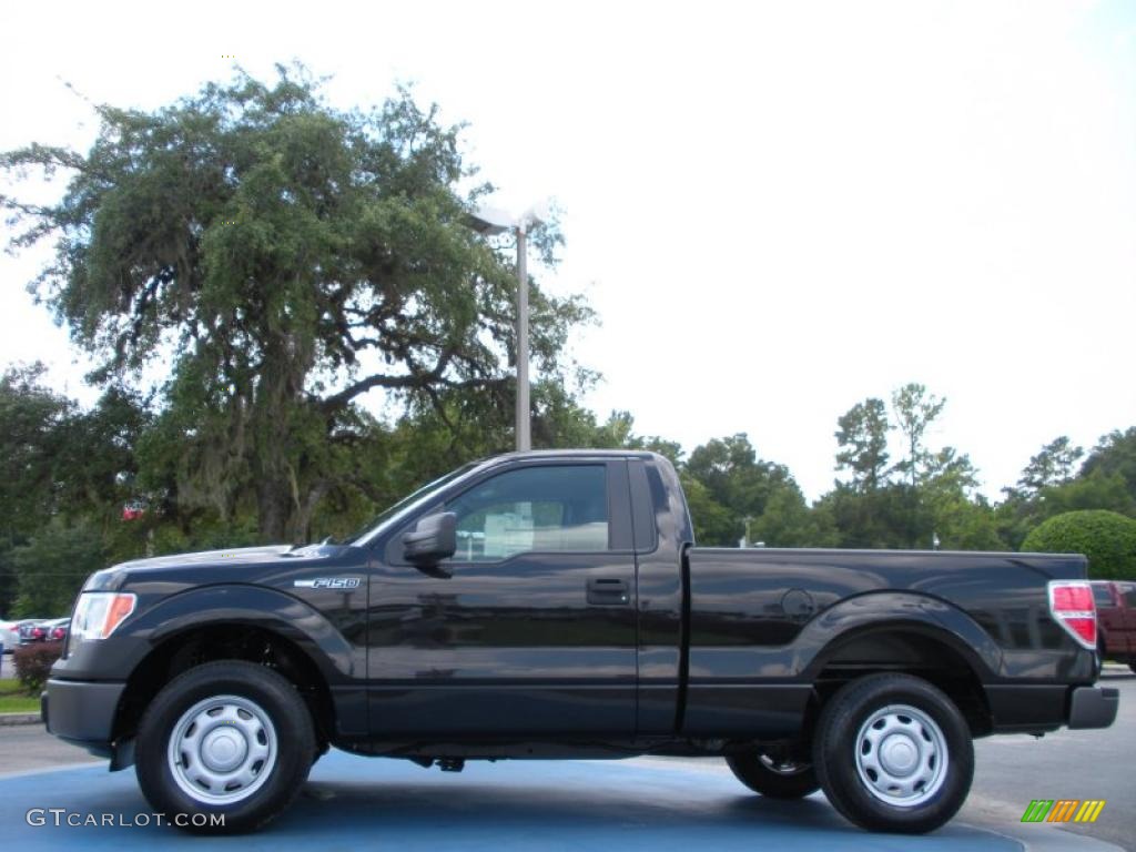 2010 F150 XL Regular Cab - Tuxedo Black / Black photo #2