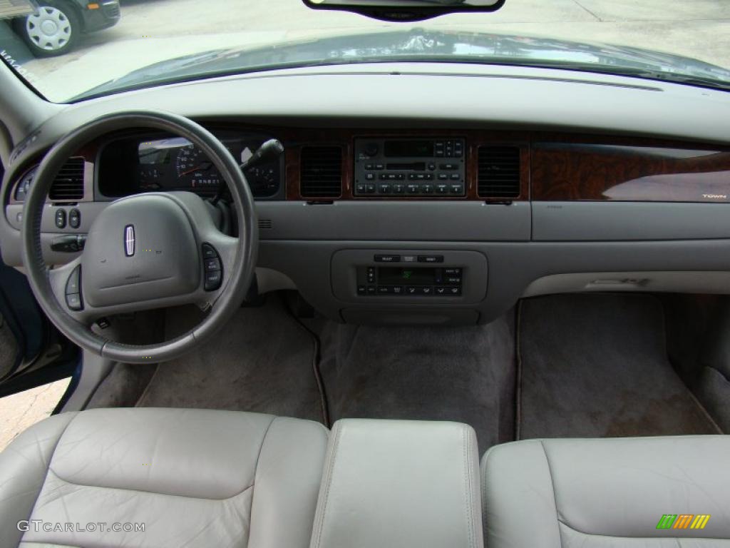 2001 Town Car Executive - Aqua Blue / Light Graphite photo #16