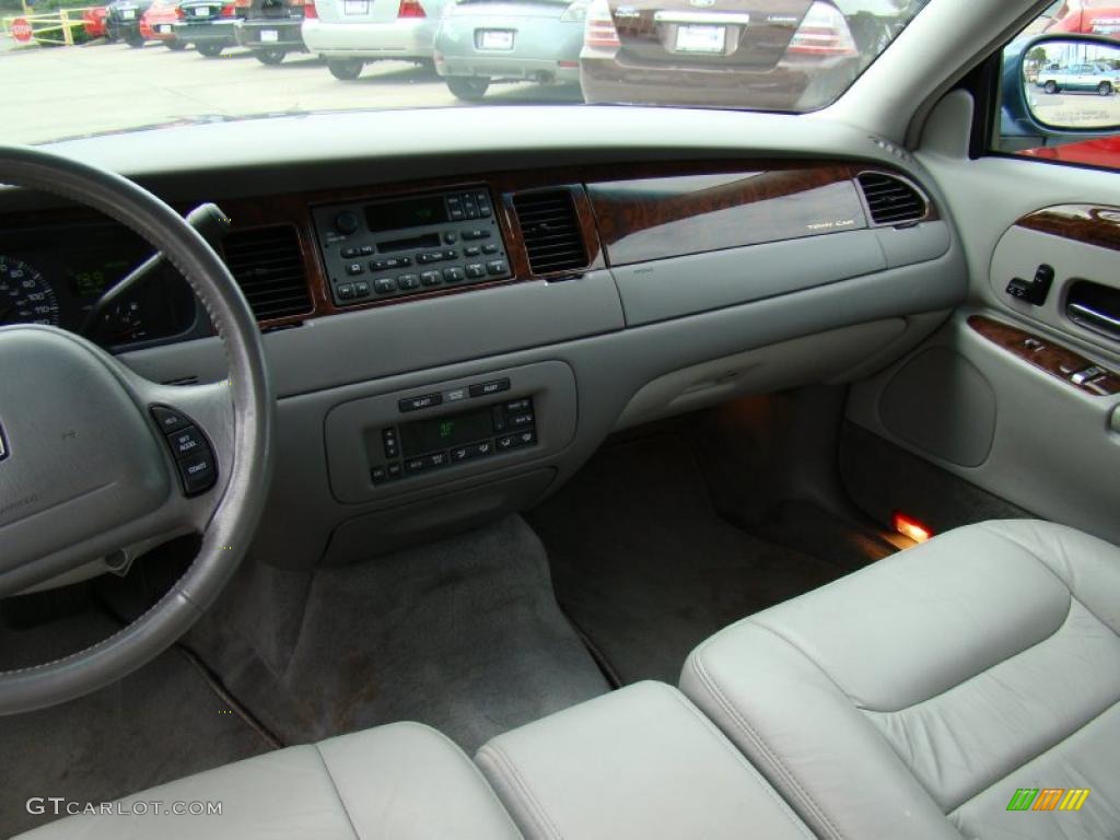 2001 Town Car Executive - Aqua Blue / Light Graphite photo #18