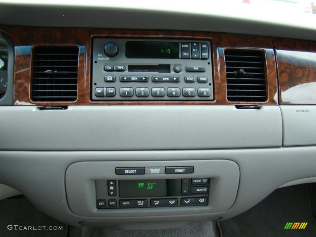 2001 Town Car Executive - Aqua Blue / Light Graphite photo #23