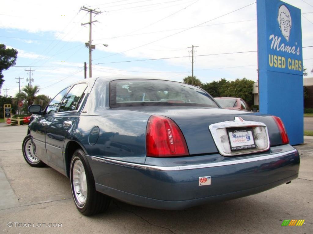 2001 Town Car Executive - Aqua Blue / Light Graphite photo #30
