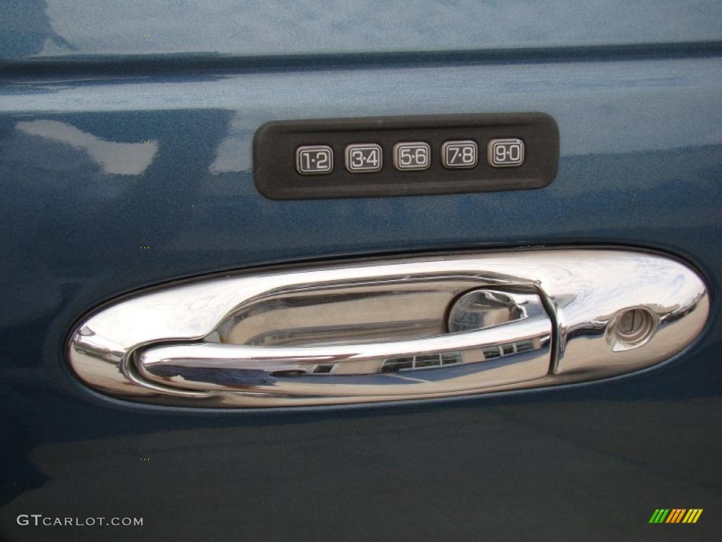 2001 Town Car Executive - Aqua Blue / Light Graphite photo #31