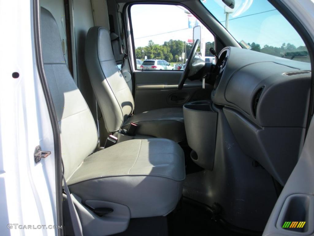 1999 E Series Cutaway E350 Commercial Moving Truck - Oxford White / Medium Graphite photo #16