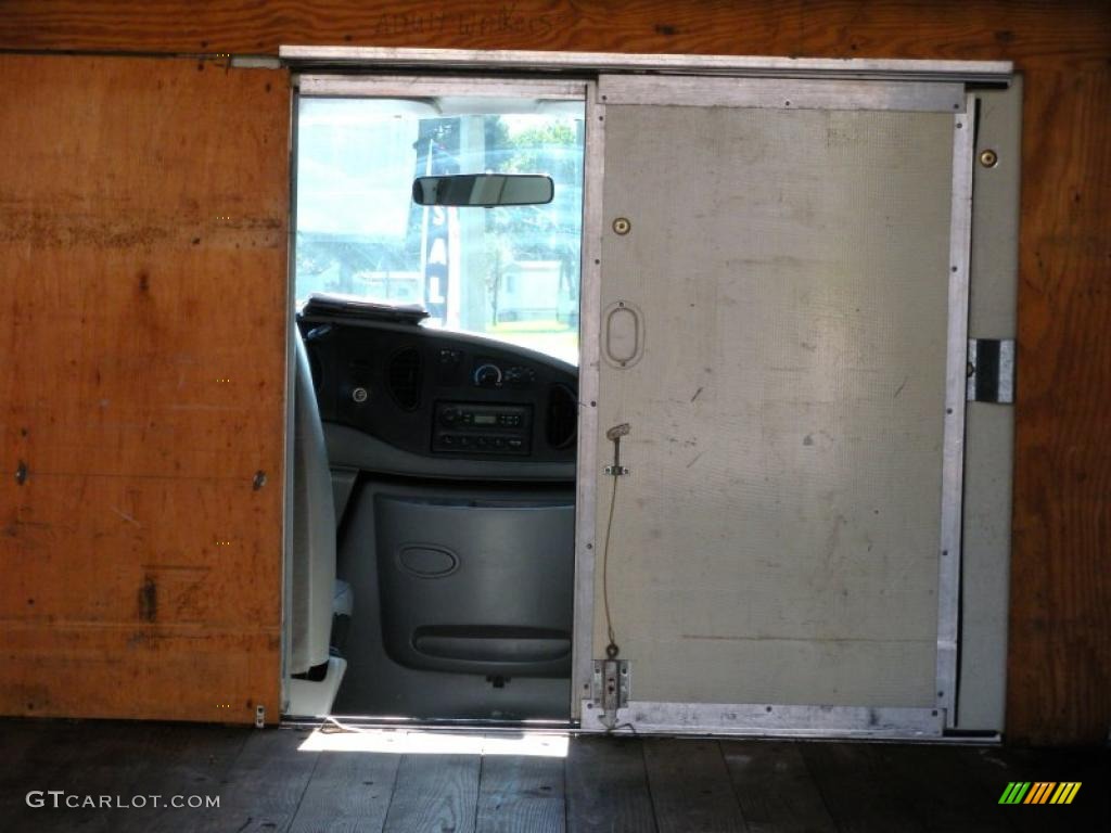 1999 E Series Cutaway E350 Commercial Moving Truck - Oxford White / Medium Graphite photo #25