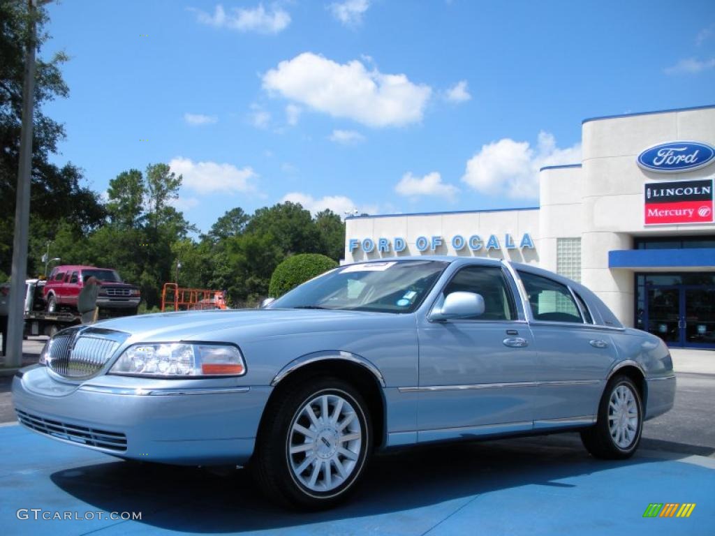 2007 Town Car Signature - Light Ice Blue Metallic / Medium Light Stone photo #1