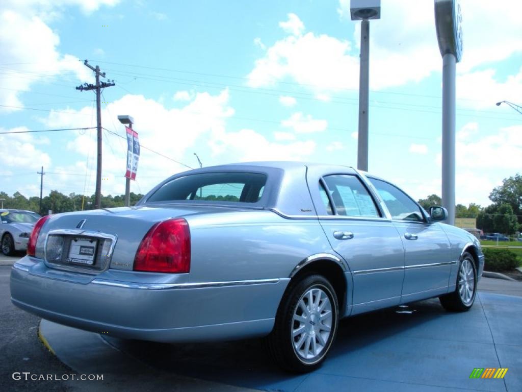 2007 Town Car Signature - Light Ice Blue Metallic / Medium Light Stone photo #5