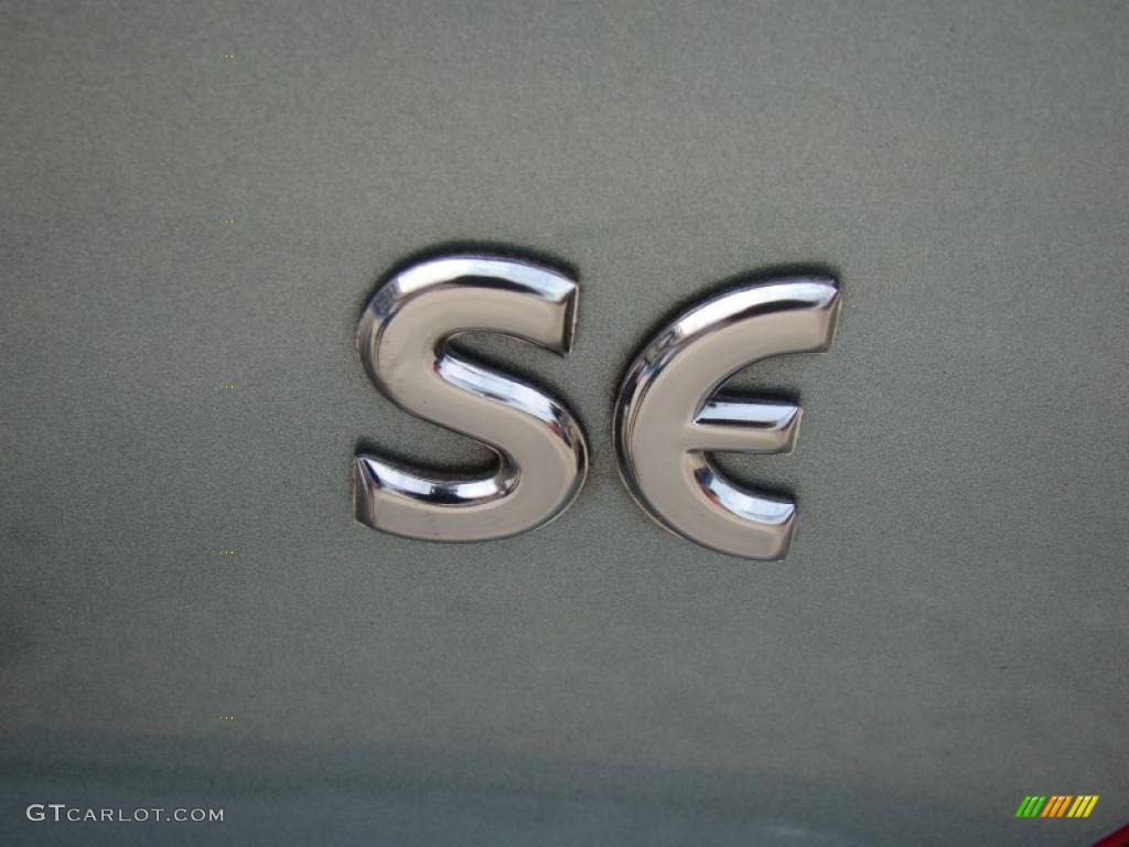 2004 Focus SE Sedan - Light Tundra Metallic / Medium Parchment photo #33