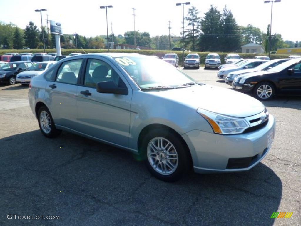 2009 Focus SE Sedan - Light Ice Blue Metallic / Medium Stone photo #6