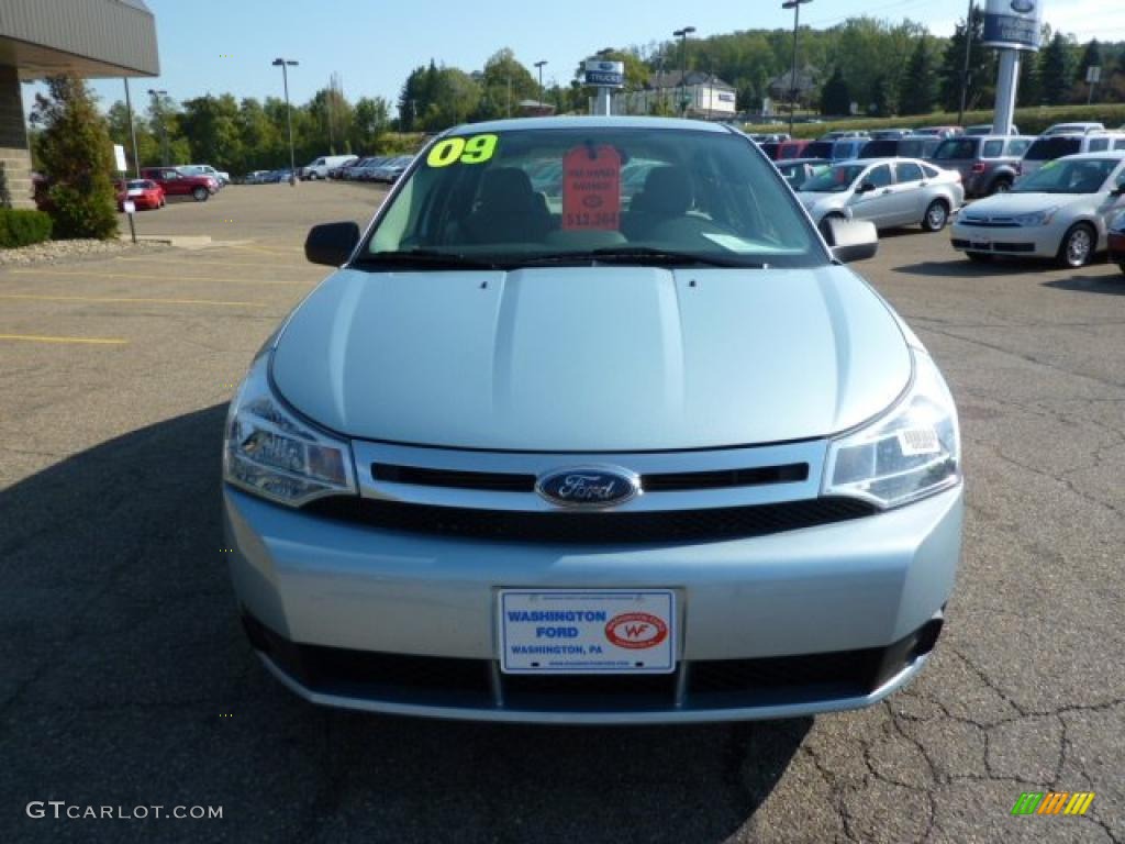 2009 Focus SE Sedan - Light Ice Blue Metallic / Medium Stone photo #7