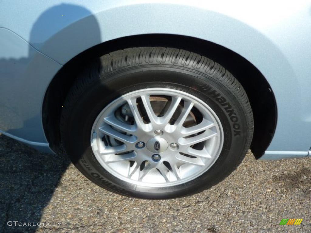 2009 Focus SE Sedan - Light Ice Blue Metallic / Medium Stone photo #9