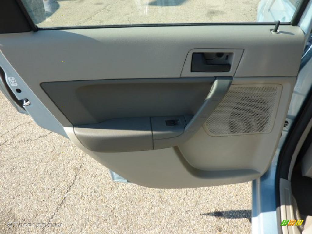 2009 Focus SE Sedan - Light Ice Blue Metallic / Medium Stone photo #14