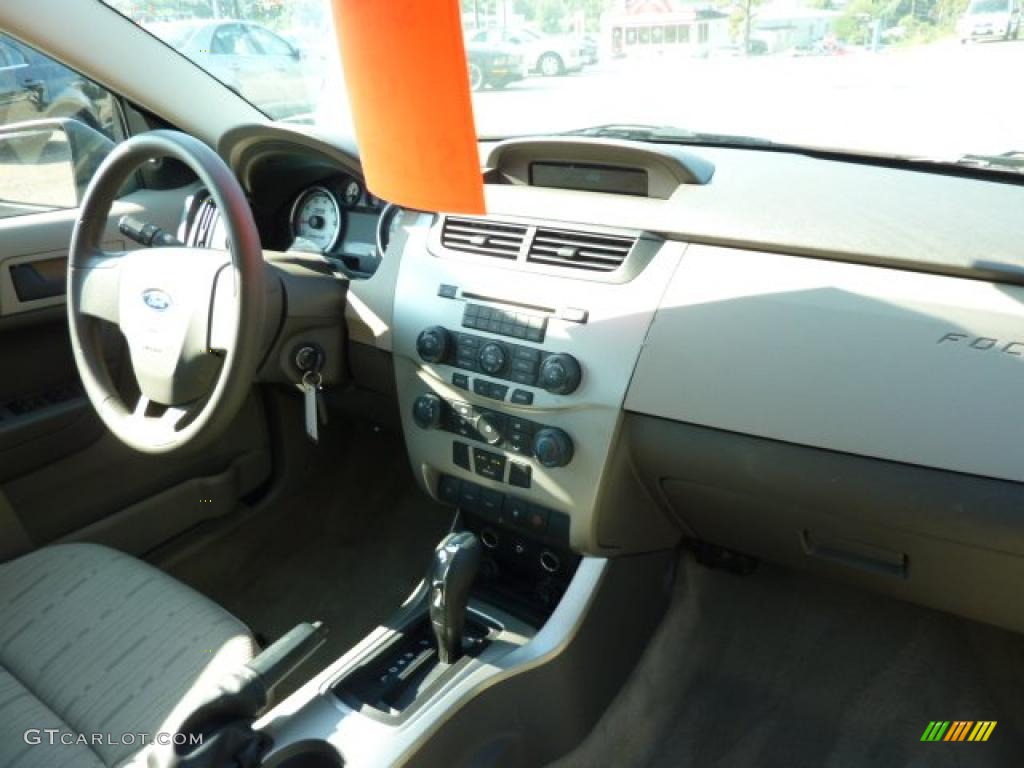 2009 Focus SE Sedan - Light Ice Blue Metallic / Medium Stone photo #17