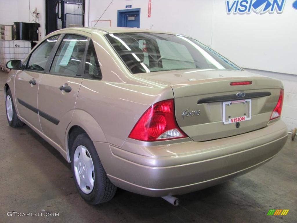 2001 Focus LX Sedan - Jackpot Gold Metallic / Medium Pebble photo #14