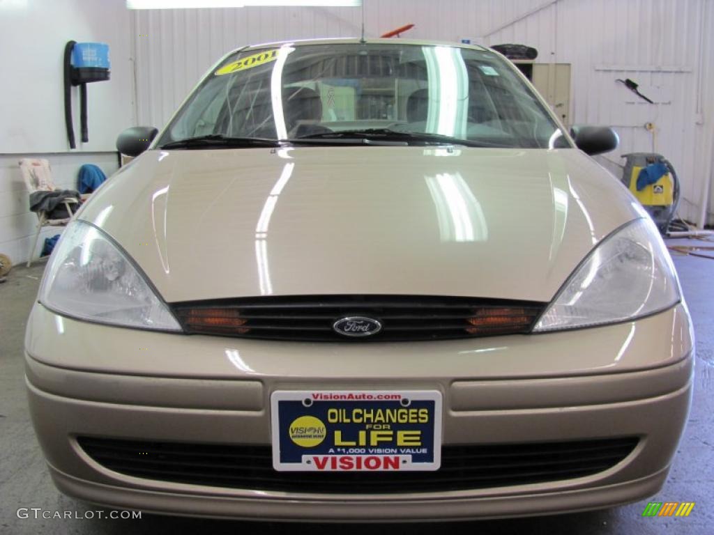 2001 Focus LX Sedan - Jackpot Gold Metallic / Medium Pebble photo #17