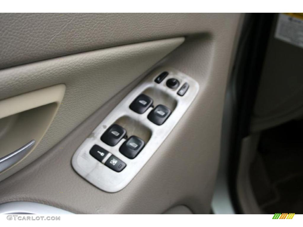 2004 XC90 T6 AWD - Silver Metallic / Taupe/Light Taupe photo #35