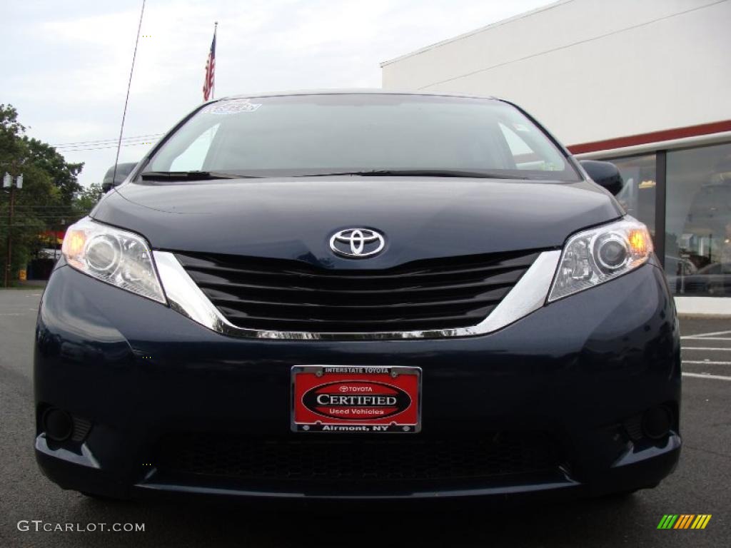 2011 Sienna LE - South Pacific Blue Pearl / Light Gray photo #2