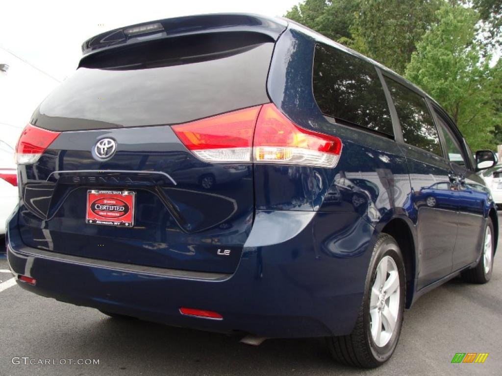 2011 Sienna LE - South Pacific Blue Pearl / Light Gray photo #4