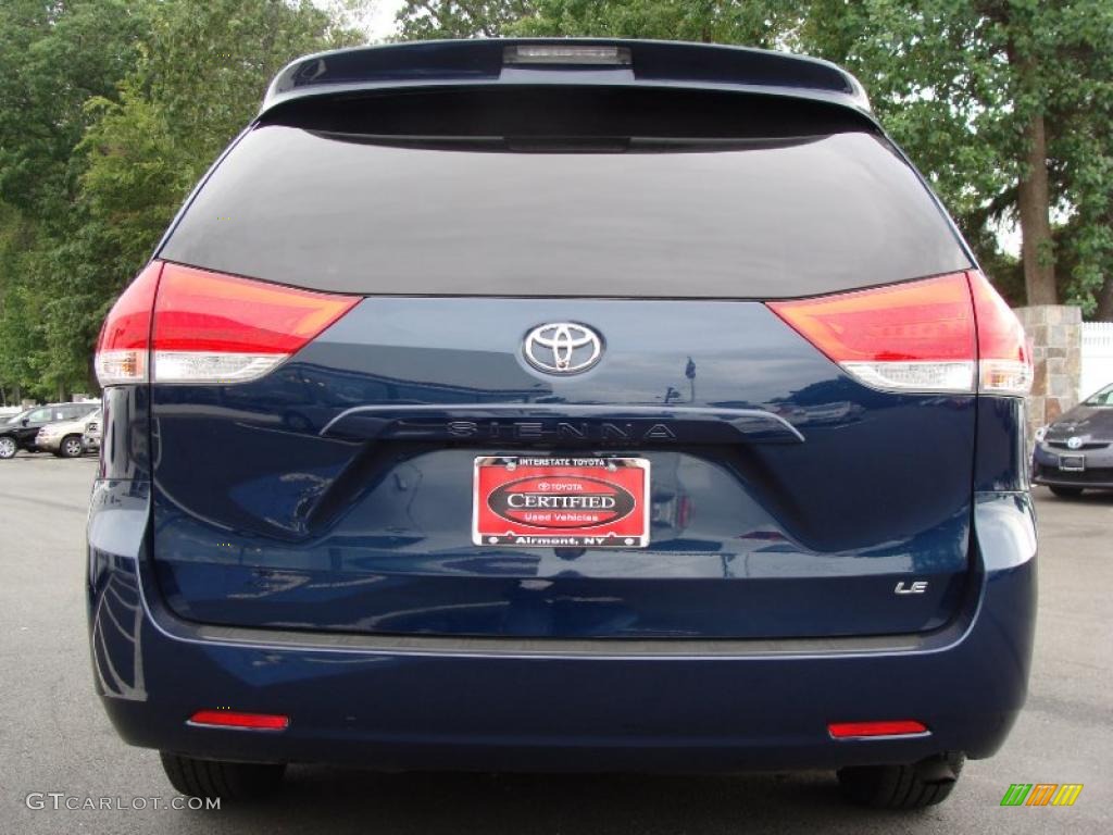 2011 Sienna LE - South Pacific Blue Pearl / Light Gray photo #5
