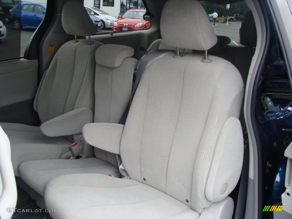 2011 Sienna LE - South Pacific Blue Pearl / Light Gray photo #11