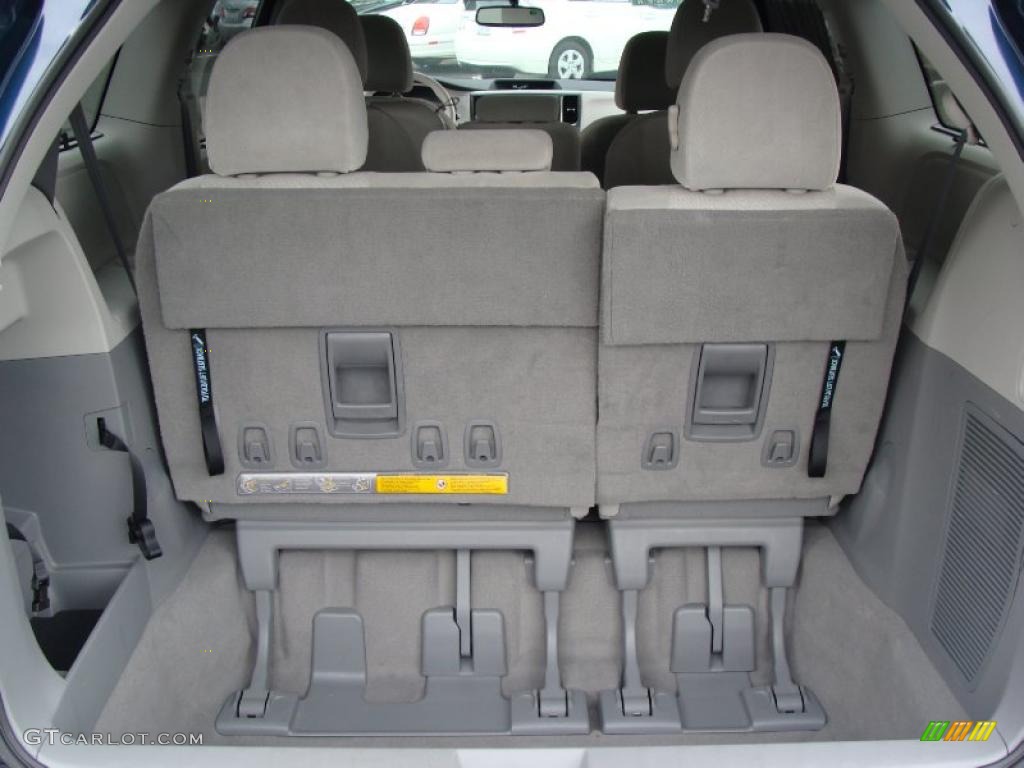 2011 Sienna LE - South Pacific Blue Pearl / Light Gray photo #17