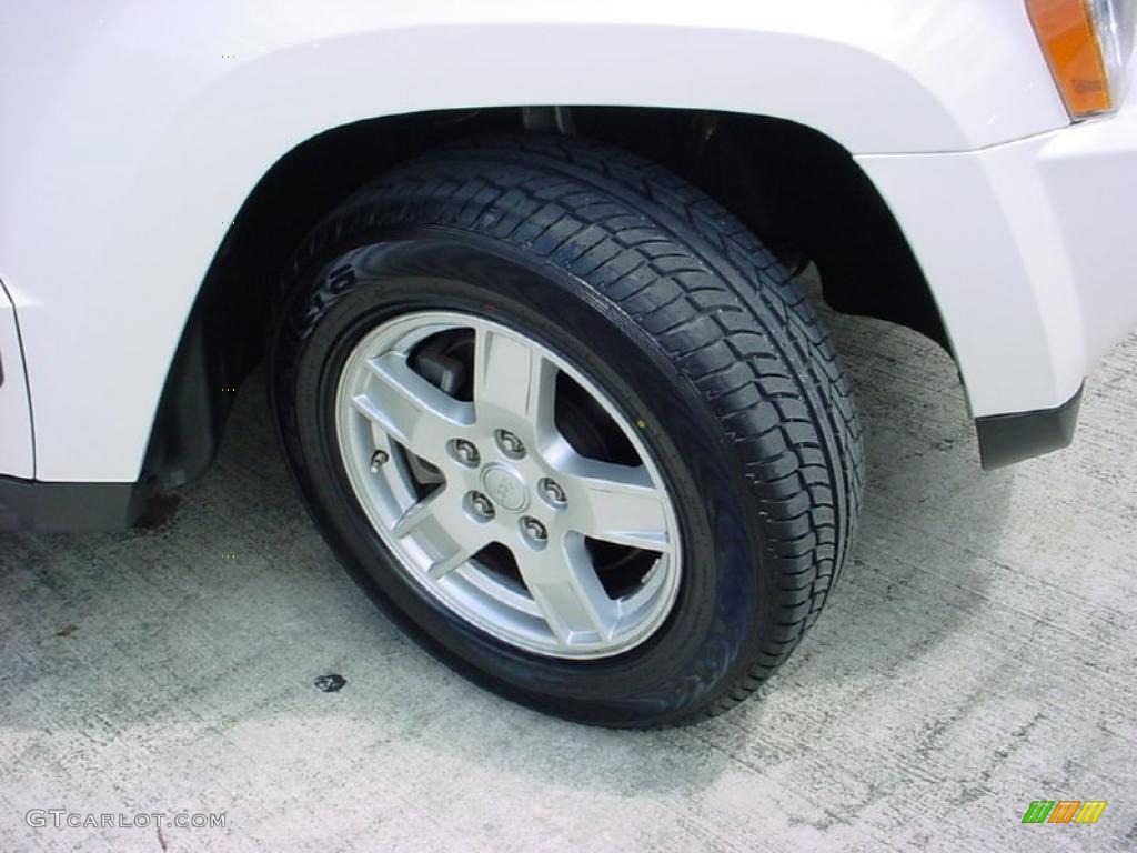 2006 Grand Cherokee Laredo - Stone White / Medium Slate Gray photo #26