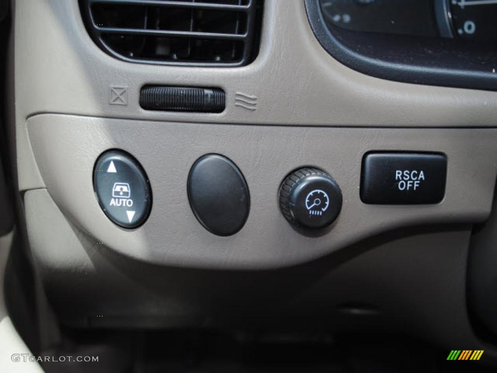 2005 Sequoia SR5 - Blue Steel Metallic / Taupe photo #29