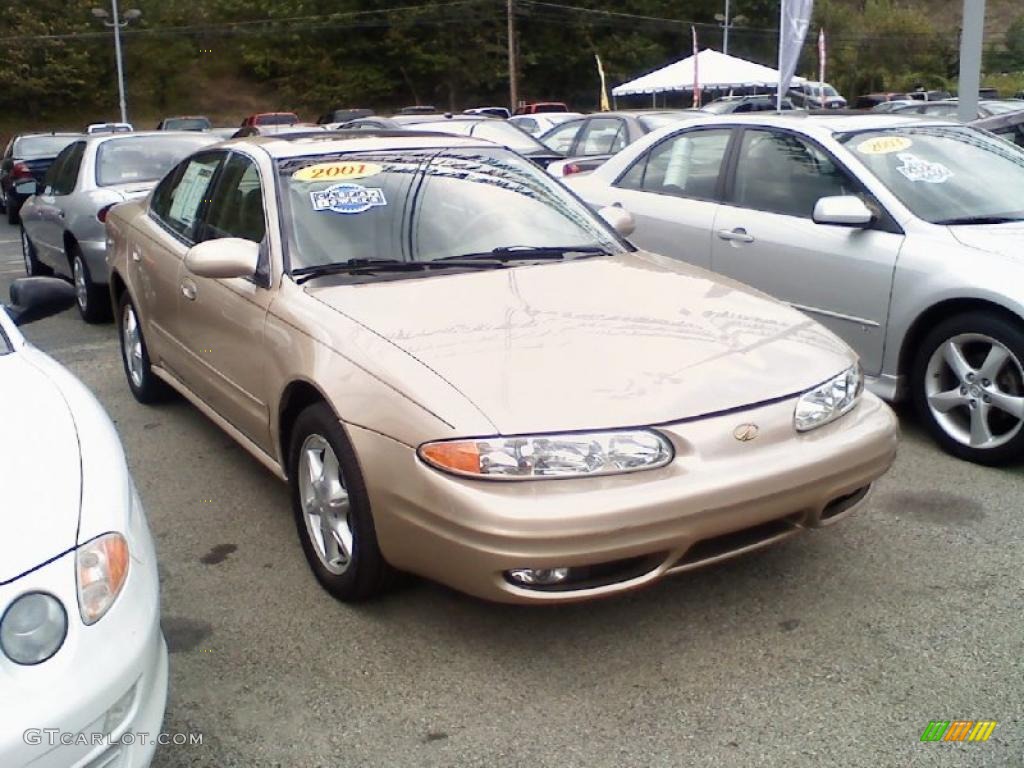 2001 Alero GL Sedan - Sandstone Metallic / Neutral photo #2