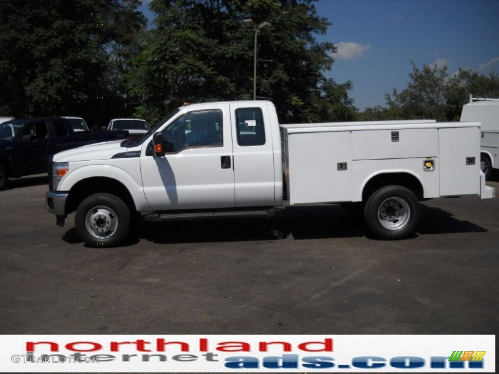 2011 F350 Super Duty XL SuperCab 4x4 Chassis Commercial - Oxford White / Steel photo #1