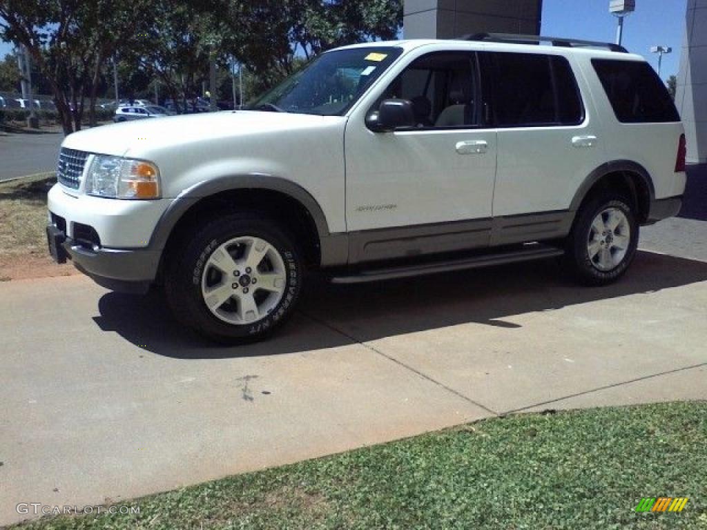 2004 Explorer XLT 4x4 - Oxford White / Gray photo #18