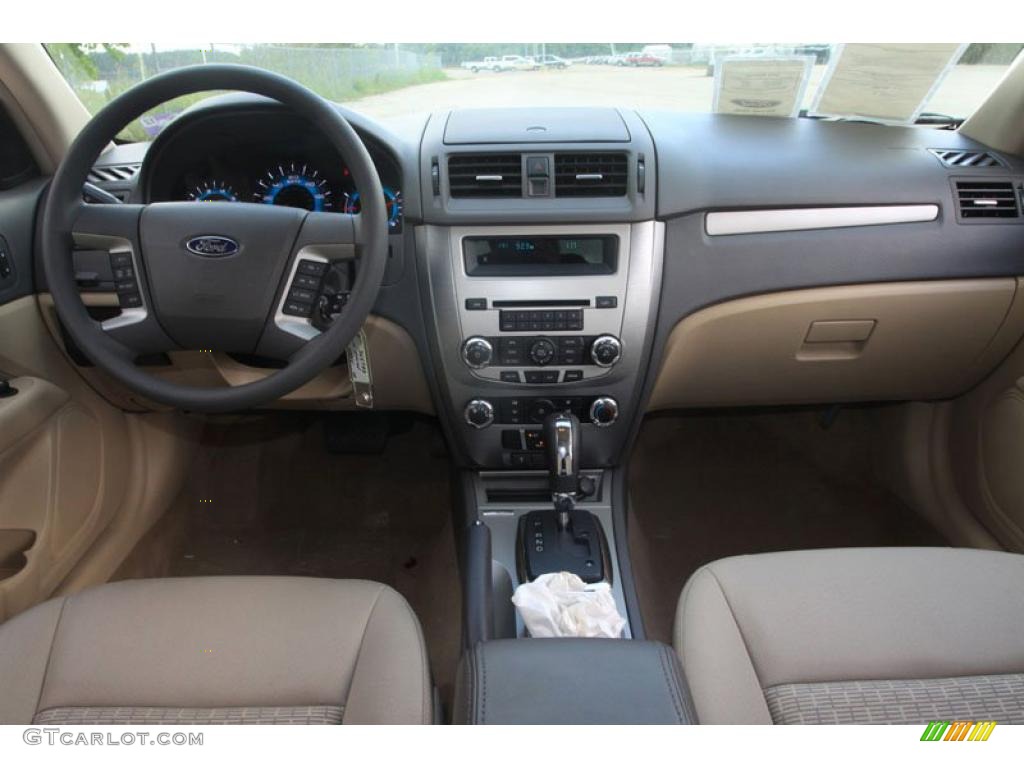 2010 Fusion SE V6 - White Platinum Tri-coat Metallic / Camel photo #14