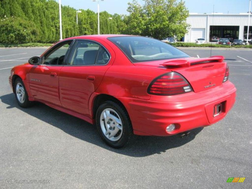 2002 Grand Am SE Sedan - Bright Red / Dark Pewter photo #2