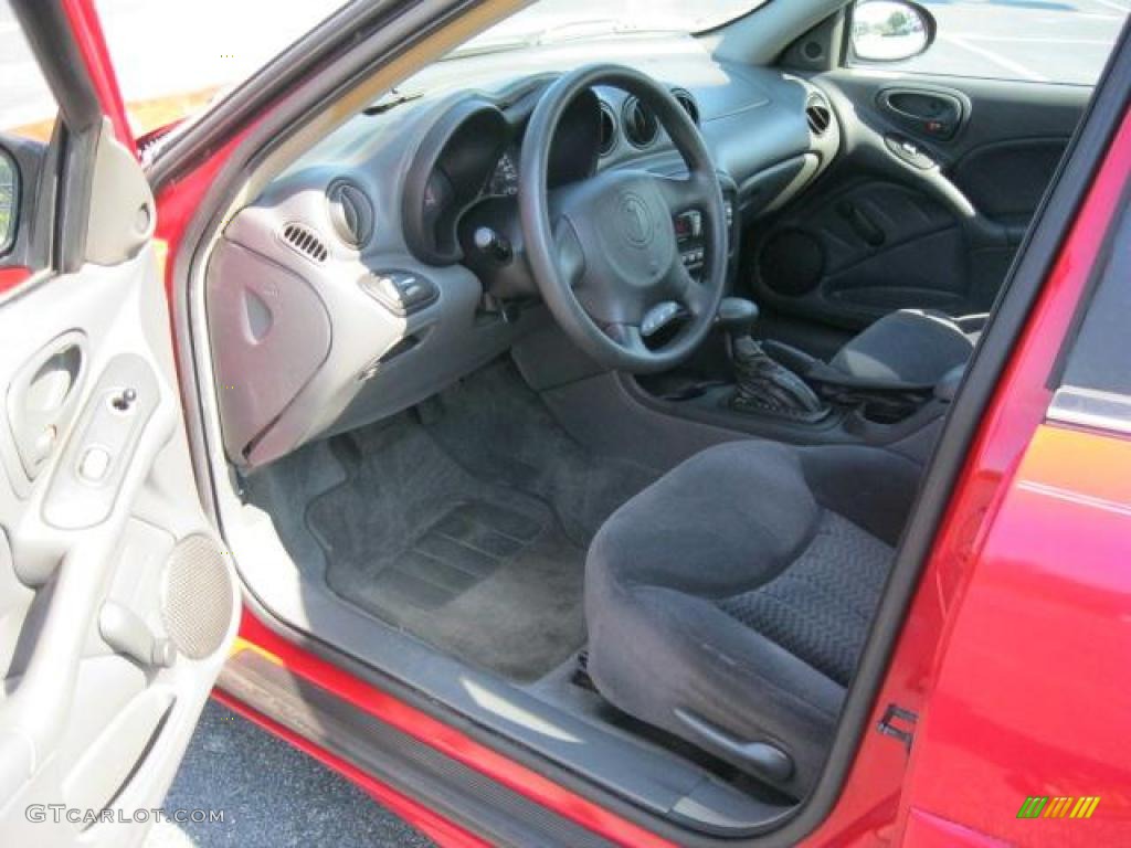 2002 Grand Am SE Sedan - Bright Red / Dark Pewter photo #4