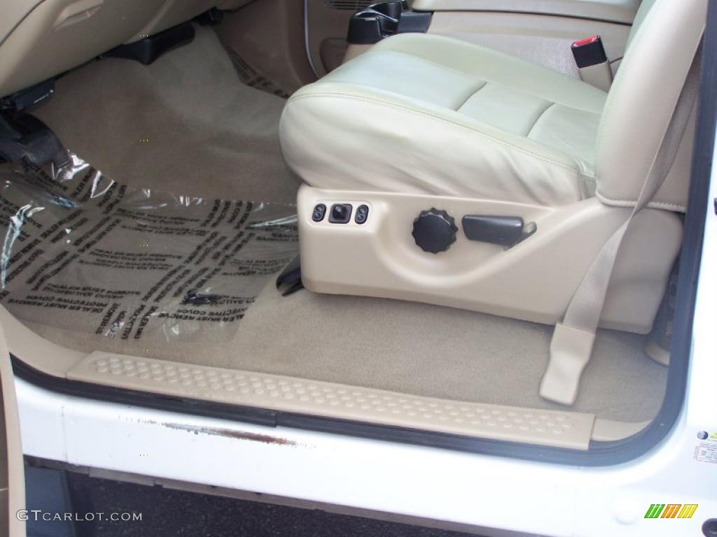 2006 F250 Super Duty FX4 Crew Cab 4x4 - Oxford White / Tan photo #12