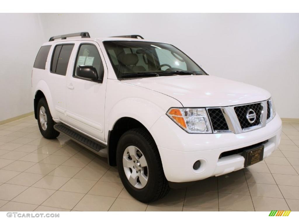 Avalanche White Nissan Pathfinder