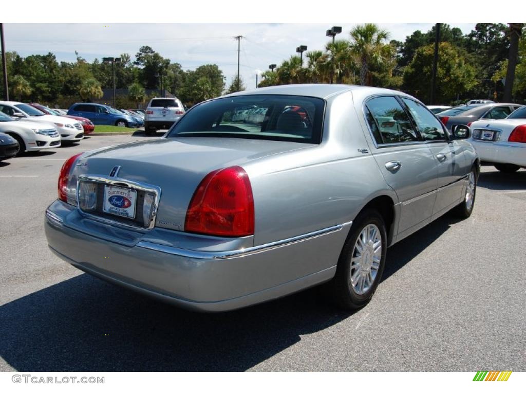 2006 Town Car Signature Limited - Pewter Metallic / Light Camel photo #16