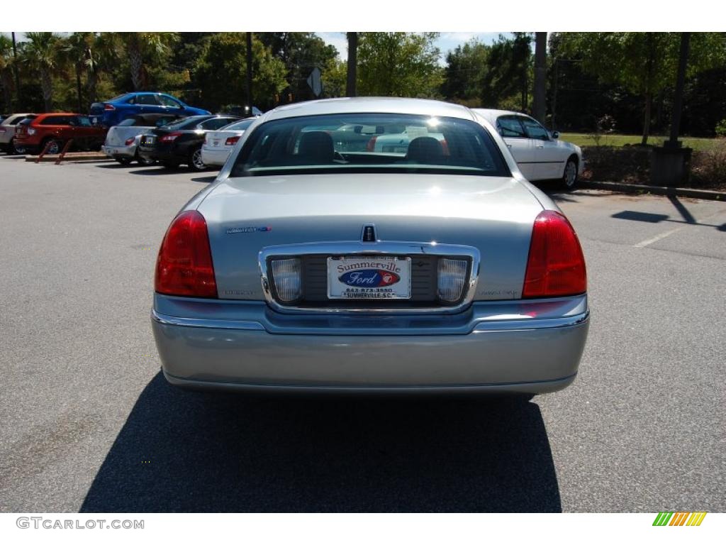 2006 Town Car Signature Limited - Pewter Metallic / Light Camel photo #17