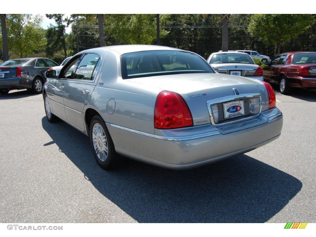 2006 Town Car Signature Limited - Pewter Metallic / Light Camel photo #18
