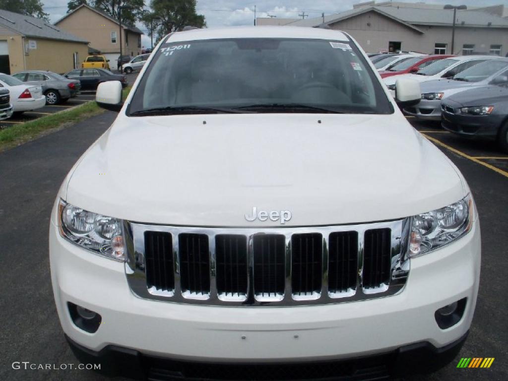 2011 Grand Cherokee Laredo 4x4 - Stone White / Dark Graystone/Medium Graystone photo #12