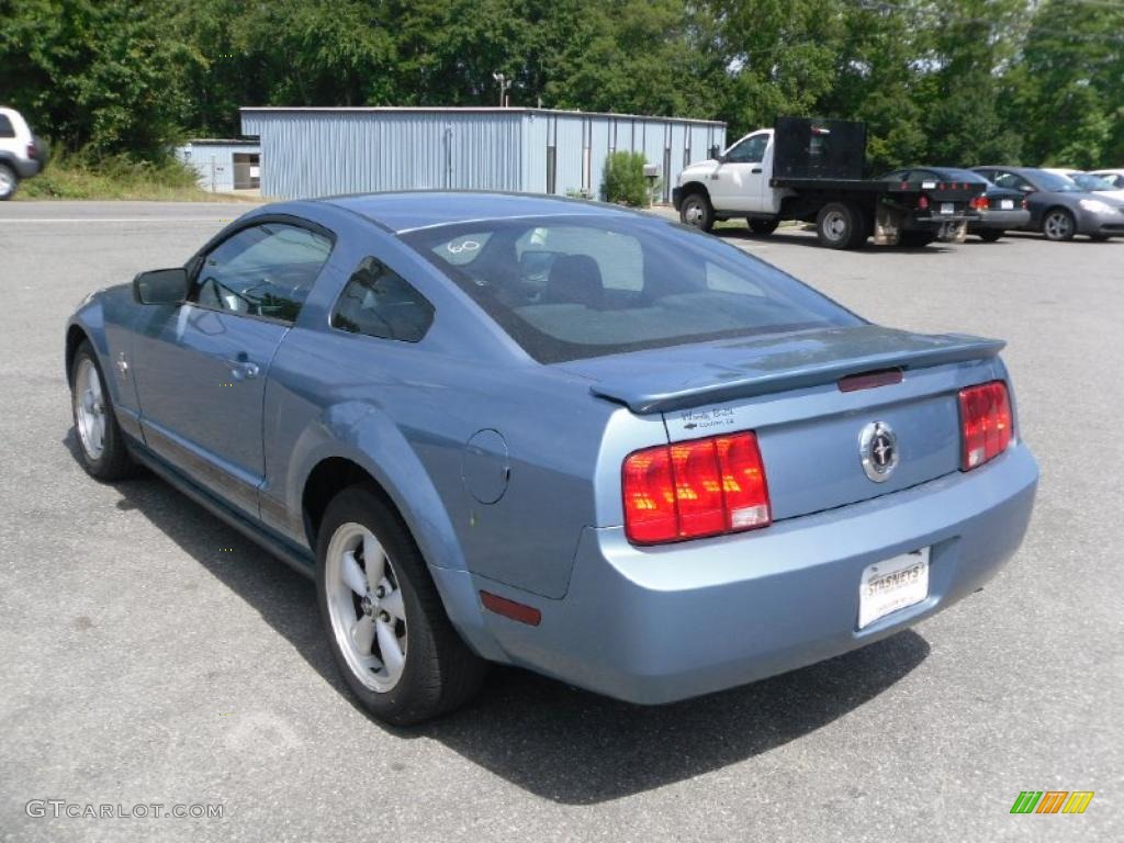 2007 Mustang V6 Deluxe Coupe - Windveil Blue Metallic / Dark Charcoal photo #2