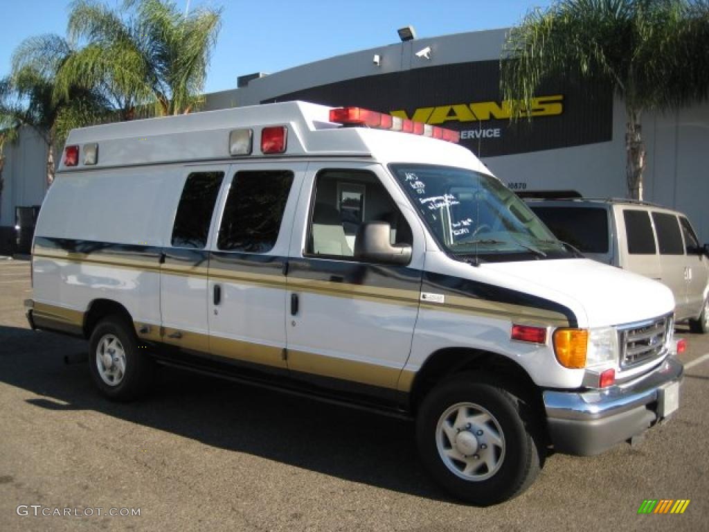 2007 E Series Van E350 Super Duty Ambulance - Oxford White / Medium Flint Grey photo #1