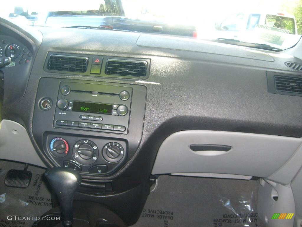 2007 Focus ZX4 S Sedan - CD Silver Metallic / Charcoal/Light Flint photo #24