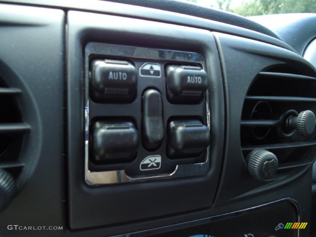 2005 PT Cruiser Touring - Linen Gold Metallic Pearl / Black photo #35